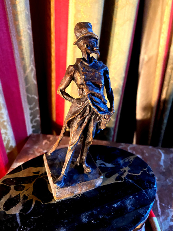 Bronze desk with Daumier's Ratapoil image in lost wax, early 20th century, on marble pen stand.