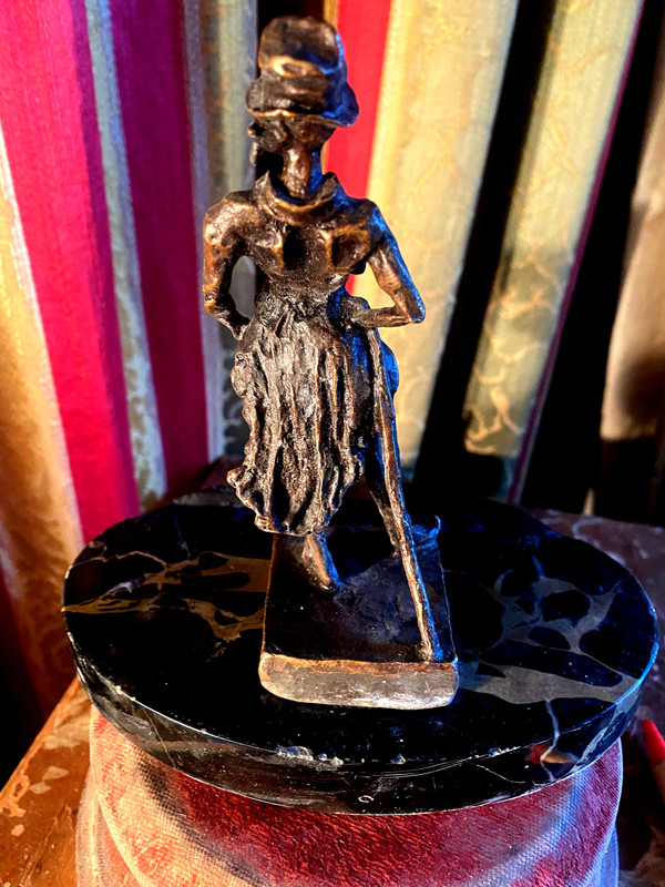 Bronze desk with Daumier's Ratapoil image in lost wax, early 20th century, on marble pen stand.