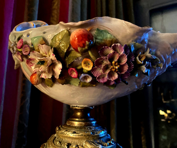 Important baroque German porcelain cup of the 19th century Saxony with flowers and fruits bronze feet