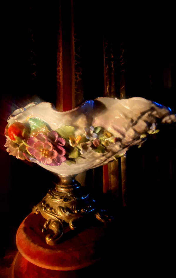 Important baroque German porcelain cup of the 19th century Saxony with flowers and fruits bronze feet