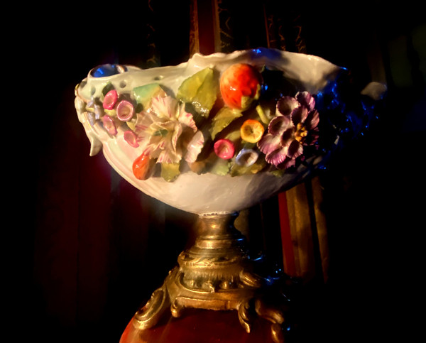 Important baroque German porcelain cup of the 19th century Saxony with flowers and fruits bronze feet