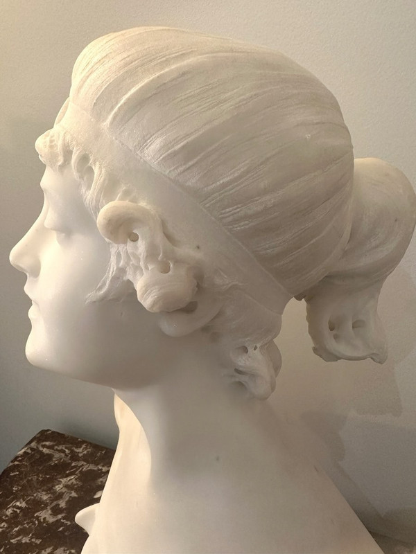 WOMAN'S BUST IN MARBLE 19th century