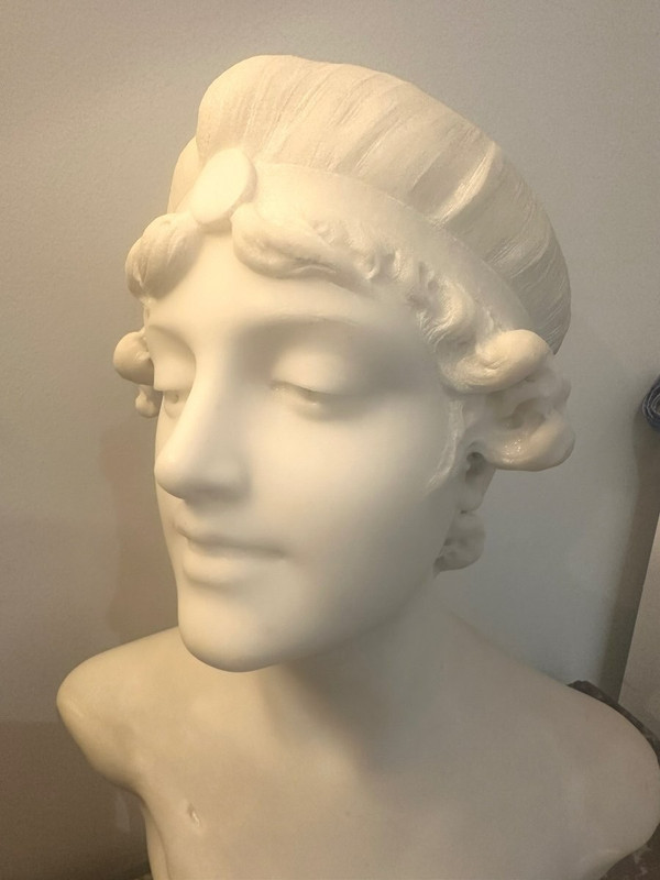 WOMAN'S BUST IN MARBLE 19th century