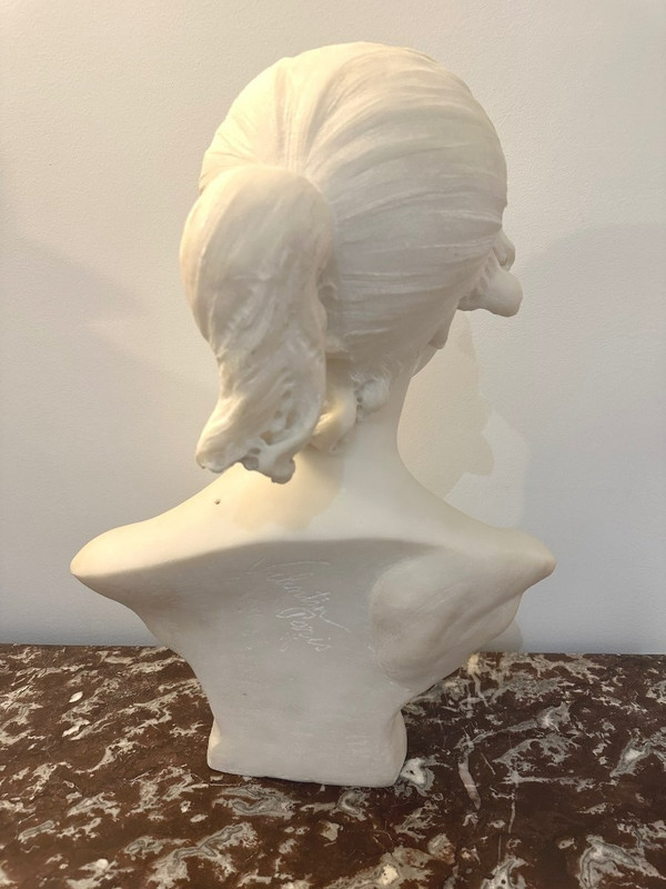 WOMAN'S BUST IN MARBLE 19th century