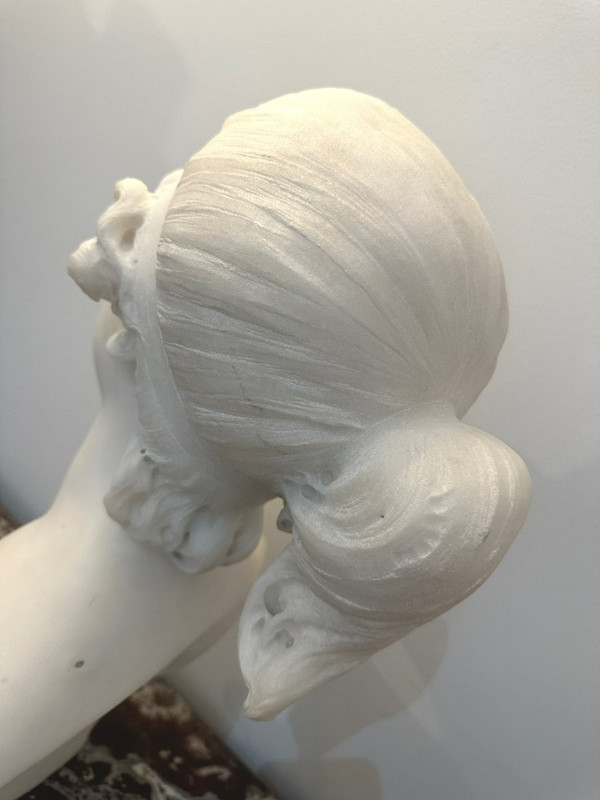 WOMAN'S BUST IN MARBLE 19th century