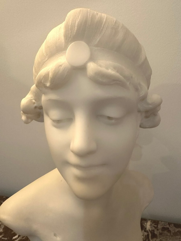 WOMAN'S BUST IN MARBLE 19th century