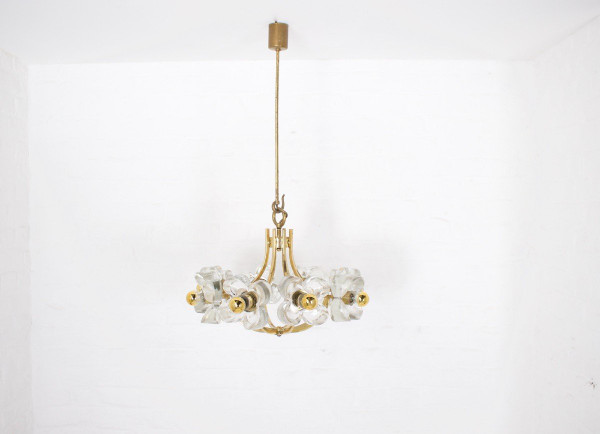 Brass Chandelier & Flowers Simon & Schelle.