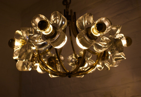 Brass Chandelier & Flowers Simon & Schelle.