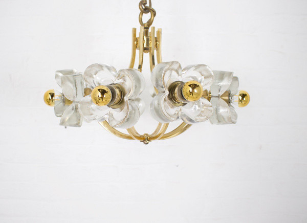 Brass Chandelier & Flowers Simon & Schelle.