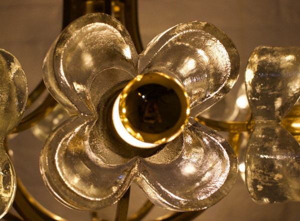 Brass Chandelier & Flowers Simon & Schelle.