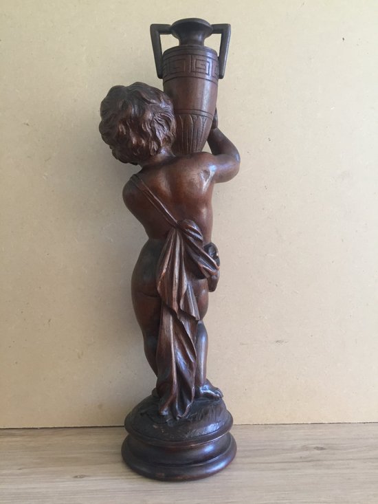 Zwanzigste geschnitzte Holzstatuette. Kind, Das Eine Vase Trägt.