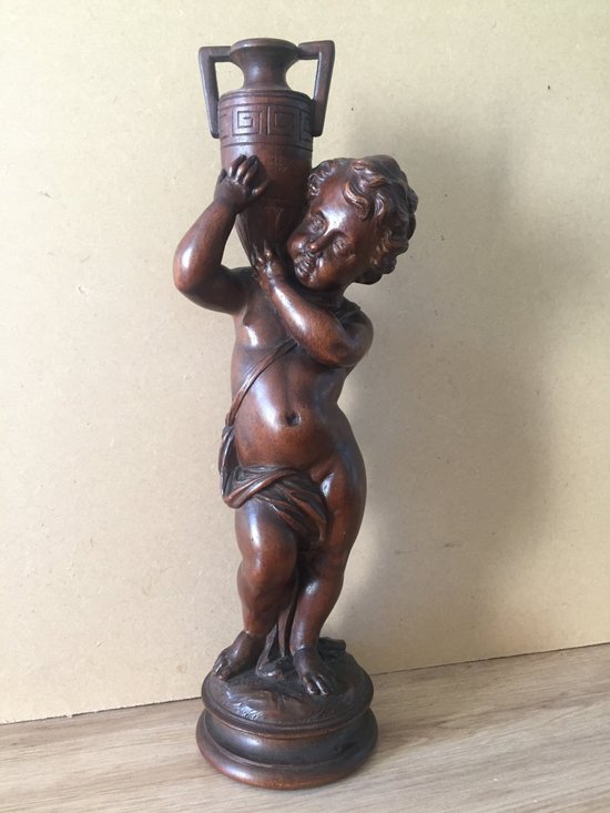 Zwanzigste geschnitzte Holzstatuette. Kind, Das Eine Vase Trägt.