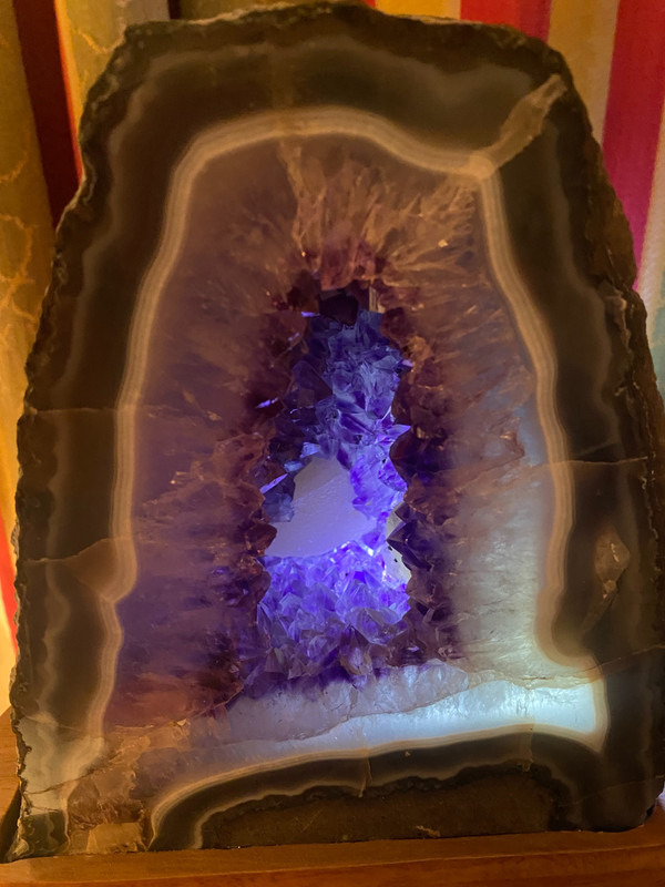 Rare géode d'améthyste à la transparence inégalée dans une gangue d'agate veinée avec inclusion de cristaux de calcite