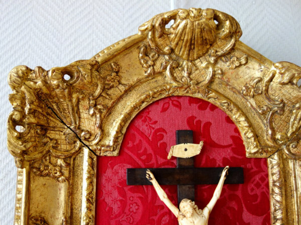 Christus in Elfenbein, Bettbodenkruzifix aus dem 18. Jahrhundert – geschnitztes Holz und feine Goldvergoldung