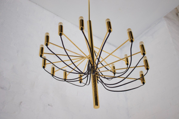 Lampadario a spirale in ottone stile Sarfatti.