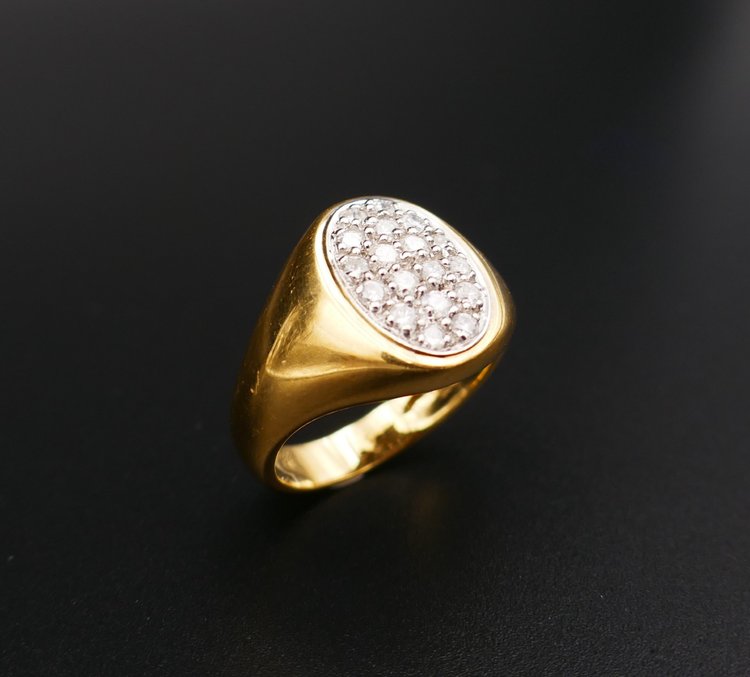 Diamond Signet Ring, 18 Carat Yellow Gold.