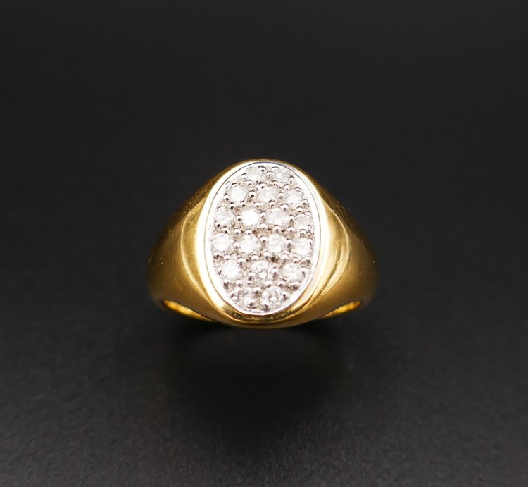 Diamond Signet Ring, 18 Carat Yellow Gold.