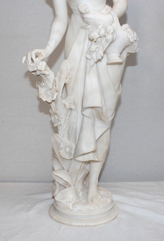 Grande Scultura in Alabastro "Ragazza con cesto di fiori" - 1900