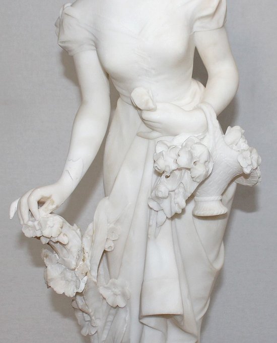 Grande Scultura in Alabastro "Ragazza con cesto di fiori" - 1900