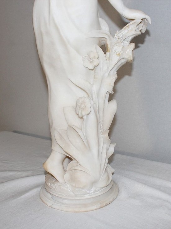 Grande Scultura in Alabastro "Ragazza con cesto di fiori" - 1900