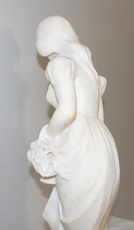 Grande Scultura in Alabastro "Ragazza con cesto di fiori" - 1900