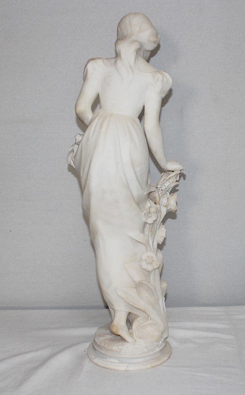 Grande Scultura in Alabastro "Ragazza con cesto di fiori" - 1900