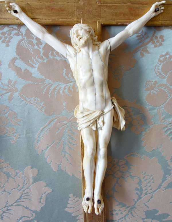 Large Ivory Christ, Louis XIV Regency - Early 18th Century Giltwood Frame