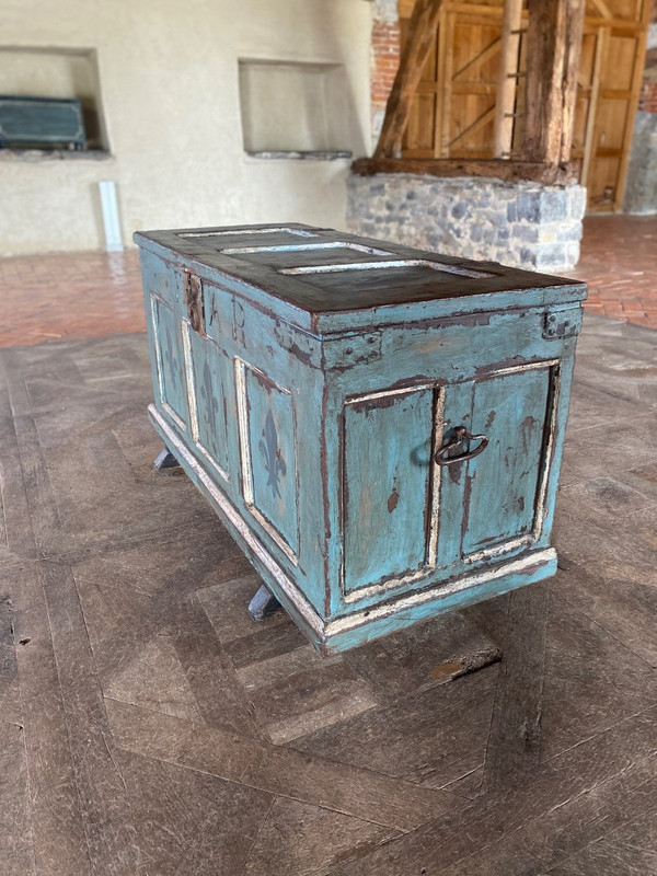 18th Century Patina Wedding Chest With Small Salt Boxes