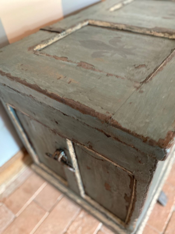 18th Century Patina Wedding Chest With Small Salt Boxes