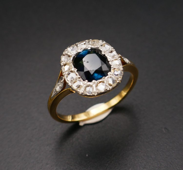 Ring verziert mit einem Saphir im Rosenschliff und Diamanten, Gold und Platin.