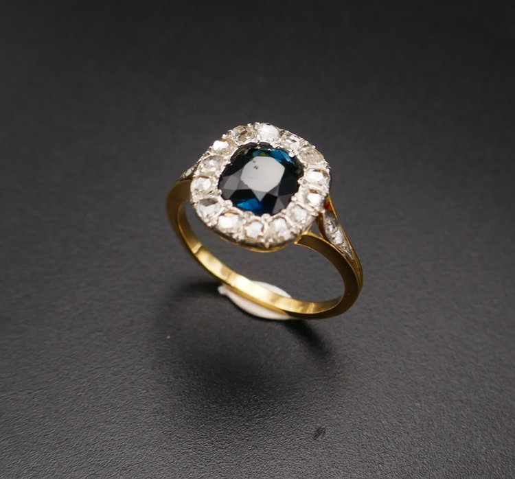 Ring verziert mit einem Saphir im Rosenschliff und Diamanten, Gold und Platin.