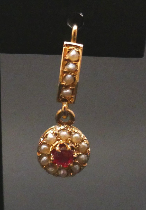 Dormeuses Pearls and Red Stone, 18-carat gold.