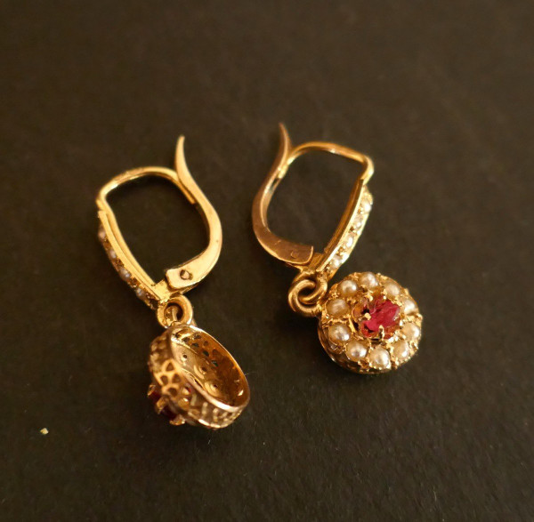 Dormeuses Pearls and Red Stone, 18-carat gold.