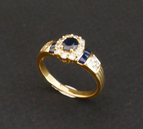 Ring Saphire Und Diamanten, 18 Karat Gold.