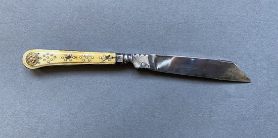 Elegante COLTELLO PIEGHEVOLE di Huillier Lama dritta in acciaio con un bordo, appoggio caratteristico