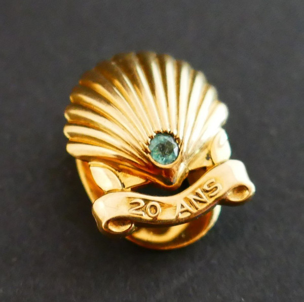 Cartier Boutonniere Scallop Shell 18K Gold And Emerald.