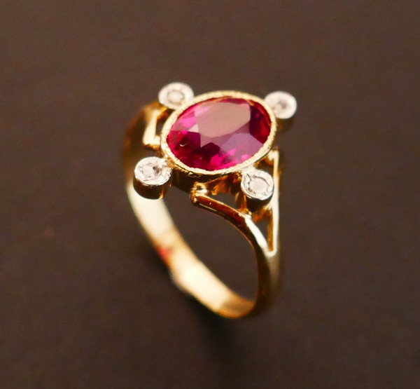 Jugendstil-Ring aus rotem Stein und Diamant, 18 Karat Gelbgold.