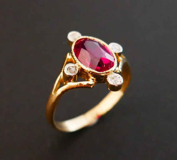 Jugendstil-Ring aus rotem Stein und Diamant, 18 Karat Gelbgold.