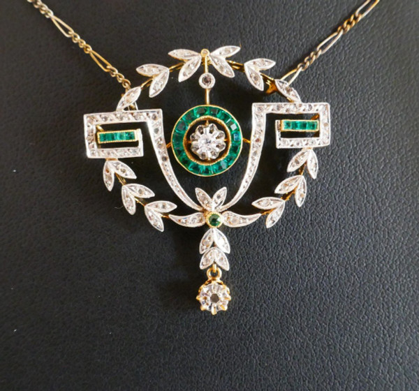 Halskette Art Deco-Anhänger mit kalibrierten Smaragden und Diamanten.