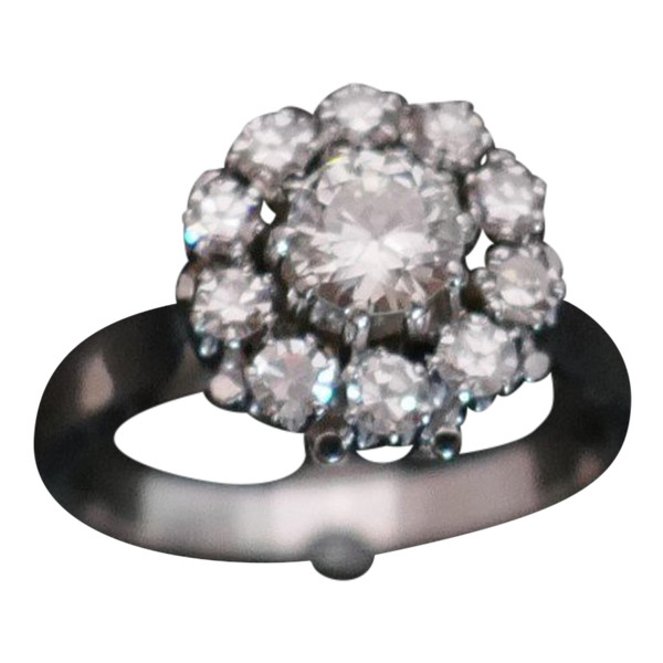 Marguerite ring, 1 carat diamonds, 18-carat white gold.