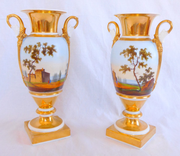 Paire De Vases Empire En Porcelaine De Paris - Paysages Tournants