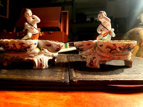 Very beautiful pair of 18th century Berlin porcelain salt cellars with decorated cherubs and double buckets