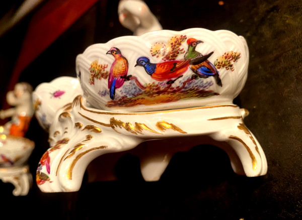 Very beautiful pair of 18th century Berlin porcelain salt cellars with decorated cherubs and double buckets