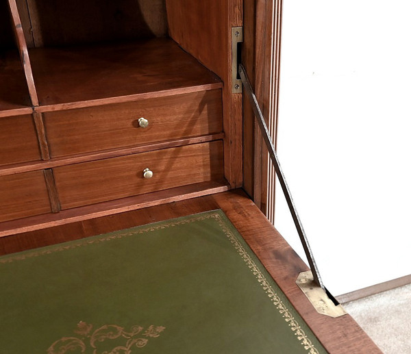 Beautiful Restoration sideboard in burl mahogany, equipped with two large doors. Their central part is in veneer developed with an open book. This is highlighted by half-round sticks forming a frame. The original brass “up and down” lock is in working order. It is accompanied by an entry which highlights the passage of the later key. Inside we find an adjustable oak shelf on racks. The singing is mahogany. It is possible to add other