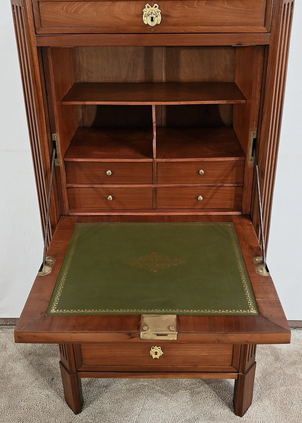 Beautiful Restoration sideboard in burl mahogany, equipped with two large doors. Their central part is in veneer developed with an open book. This is highlighted by half-round sticks forming a frame. The original brass “up and down” lock is in working order. It is accompanied by an entry which highlights the passage of the later key. Inside we find an adjustable oak shelf on racks. The singing is mahogany. It is possible to add other