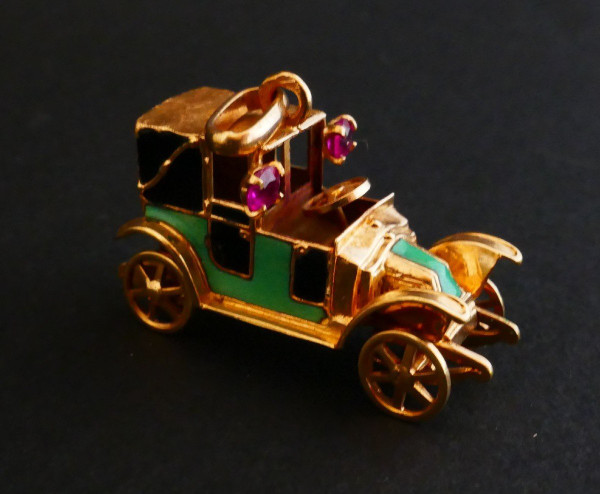 Breloque Voiture émaillée, Or 18 Carats.