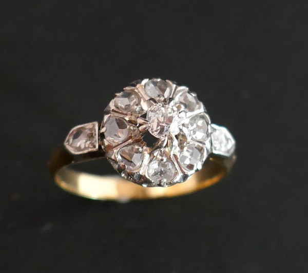 Bague Ancienne Marguerite Sertie d'Un Diamant Taille Ancienne Et Diamants Taille Rose.