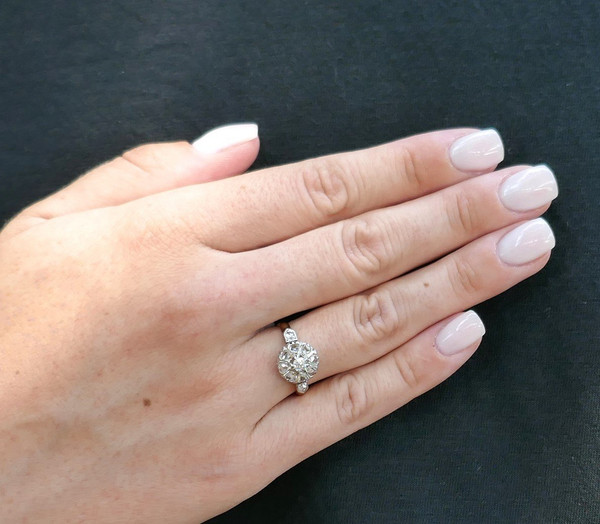 Bague Ancienne Marguerite Sertie d'Un Diamant Taille Ancienne Et Diamants Taille Rose.