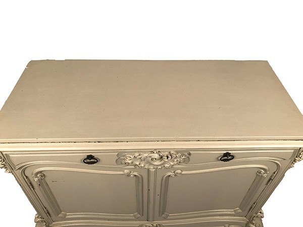 Credenza bassa in stile rocaille in legno laccato color crema, epoca 1900 circa