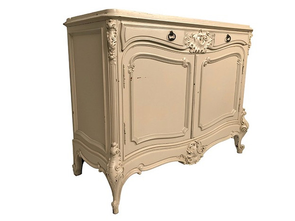 Credenza bassa in stile rocaille in legno laccato color crema, epoca 1900 circa